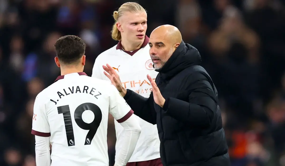  Julian Alvarez thường xuyên ngồi dự bị cho Erling Haaland tại Man City.