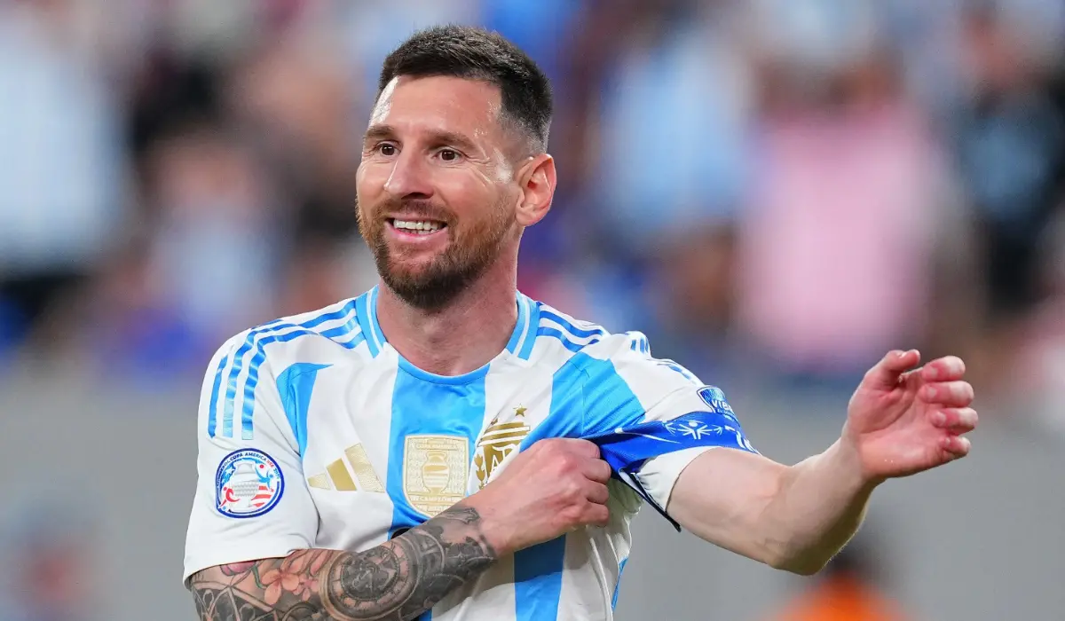 Messi giơ tay.