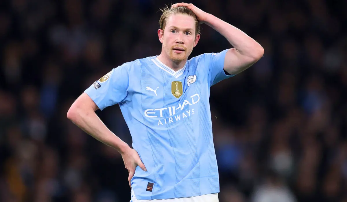 De Bruyne đưa tay lên đầu. 