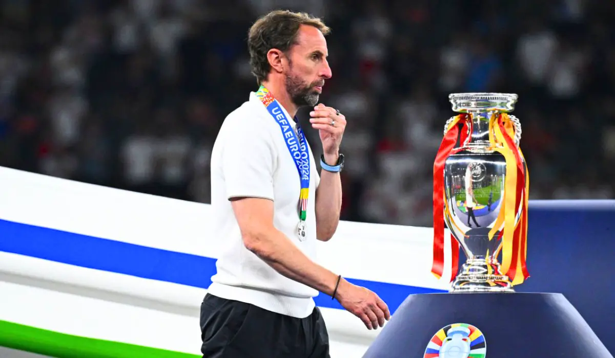 Gareth Southgate đi qua cúp. 