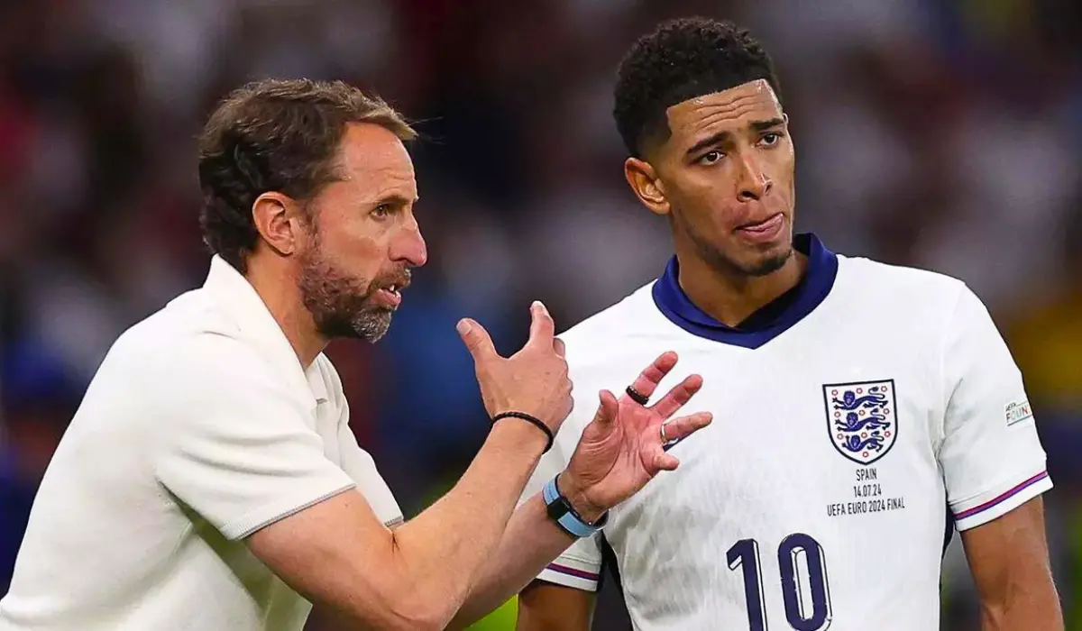 Bellingham và Gareth Southgate trò chuyện. 