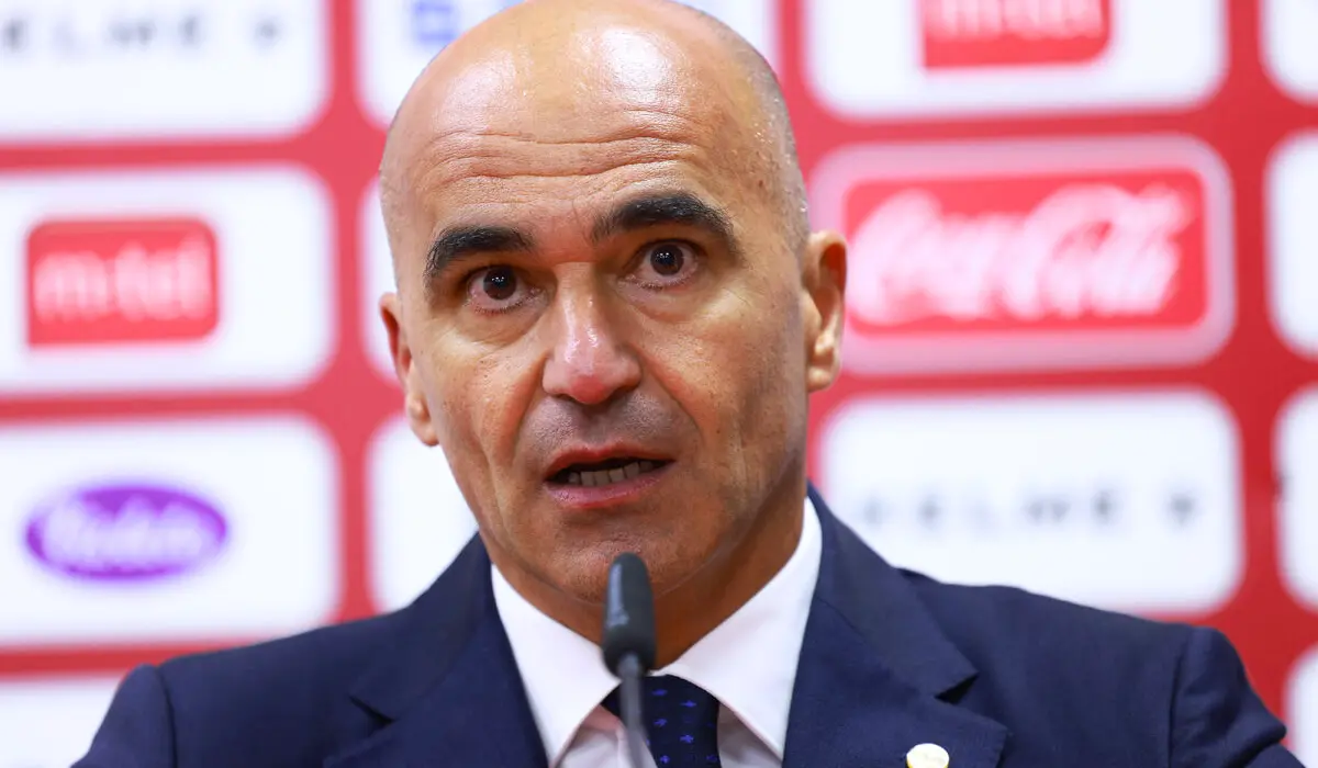 HLV Roberto Martinez phát biểu.