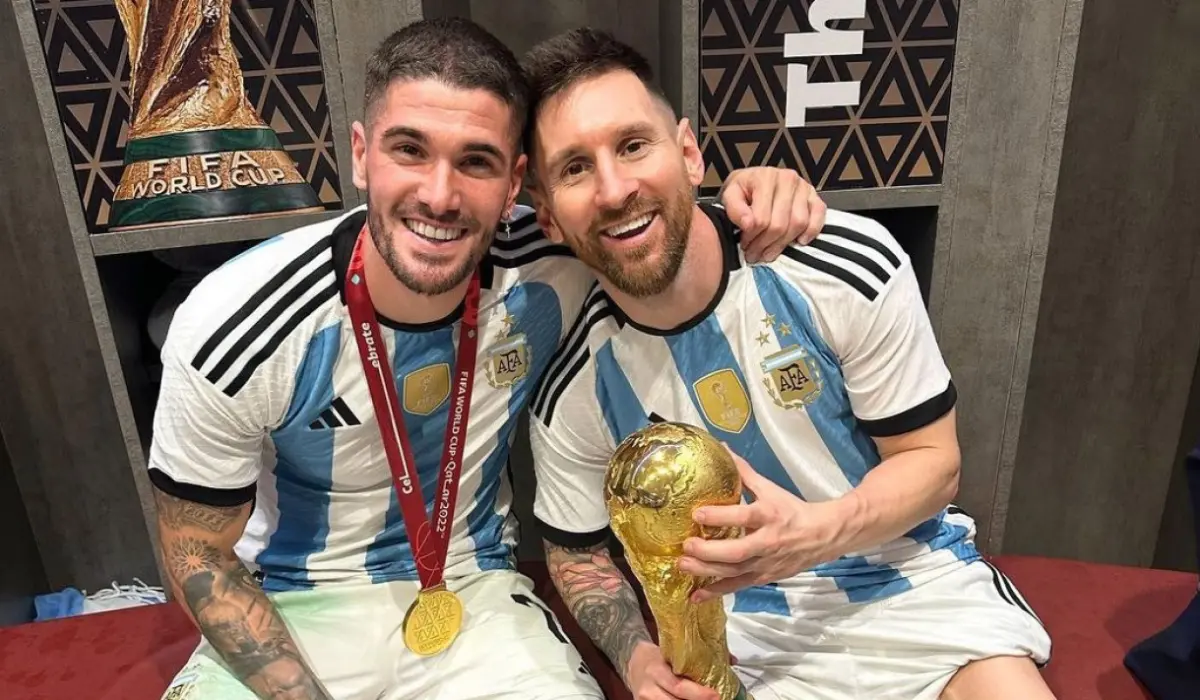 Messi và De Paul chụp ảnh.