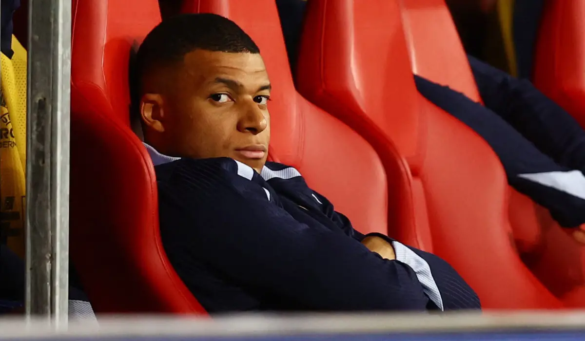 Mbappe trên ghế dự bị.