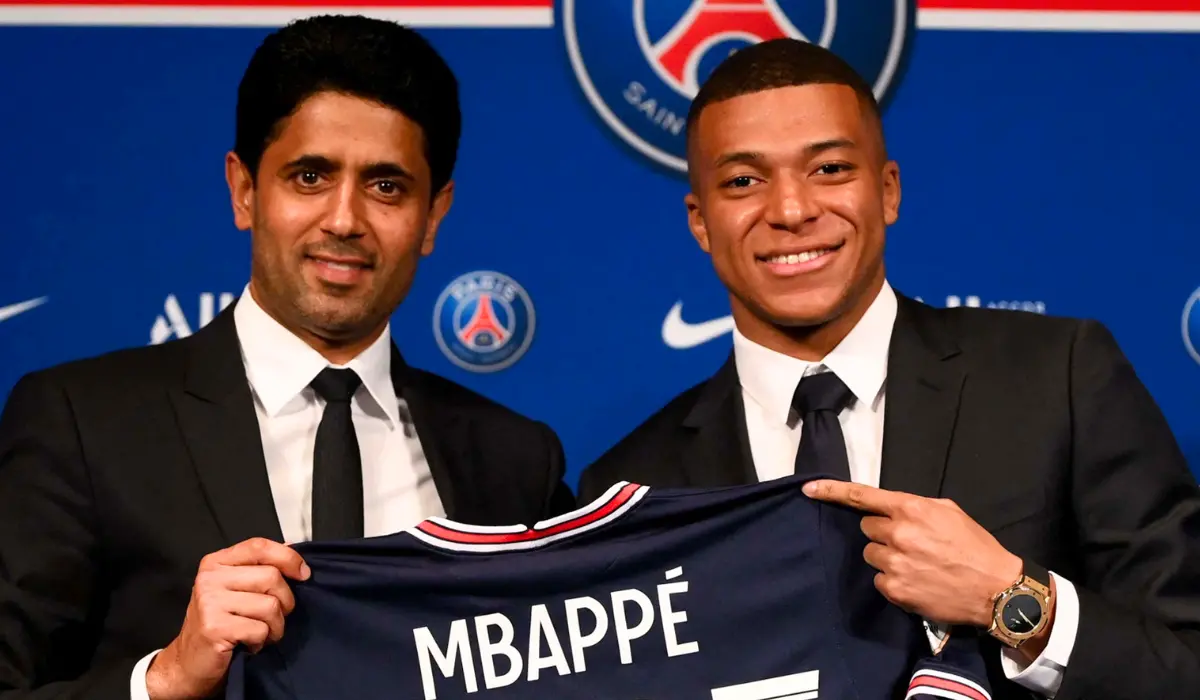 Mbappe cầm áo.