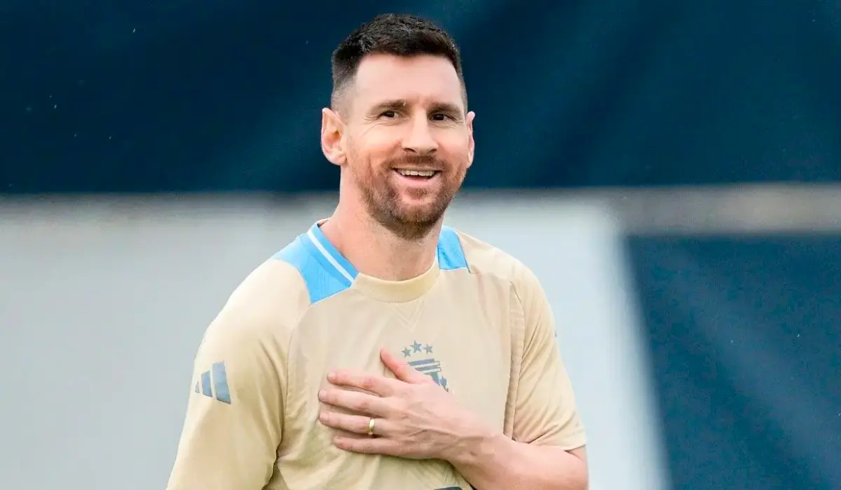 Messi để tay lên ngực. 