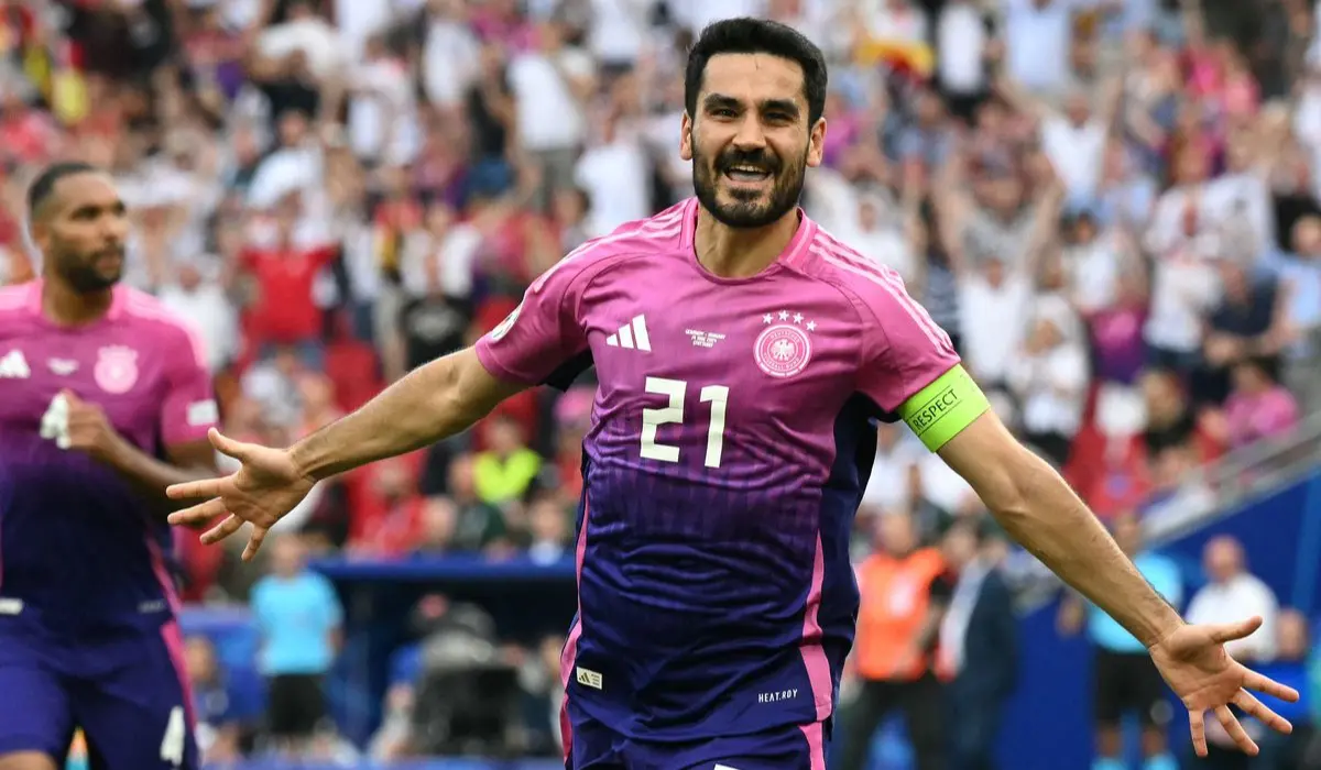 Ilkay Gundogan ăn mừng.