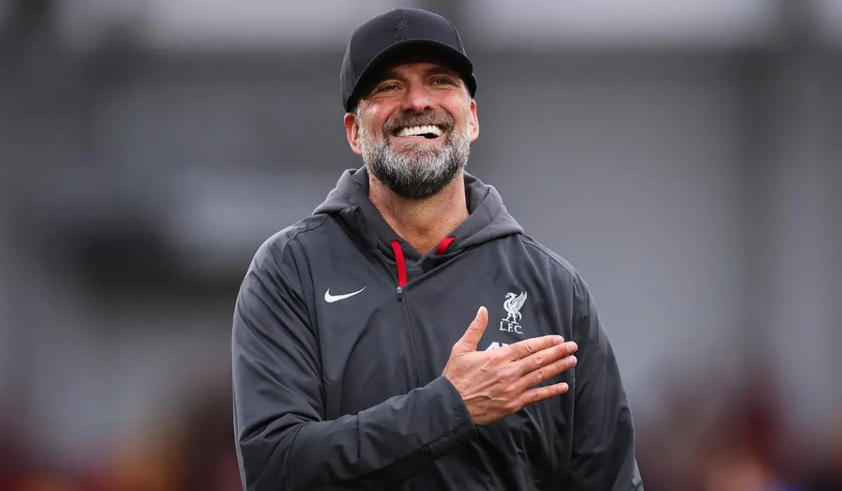 Jurgen Klopp đưa tay lên ngực.