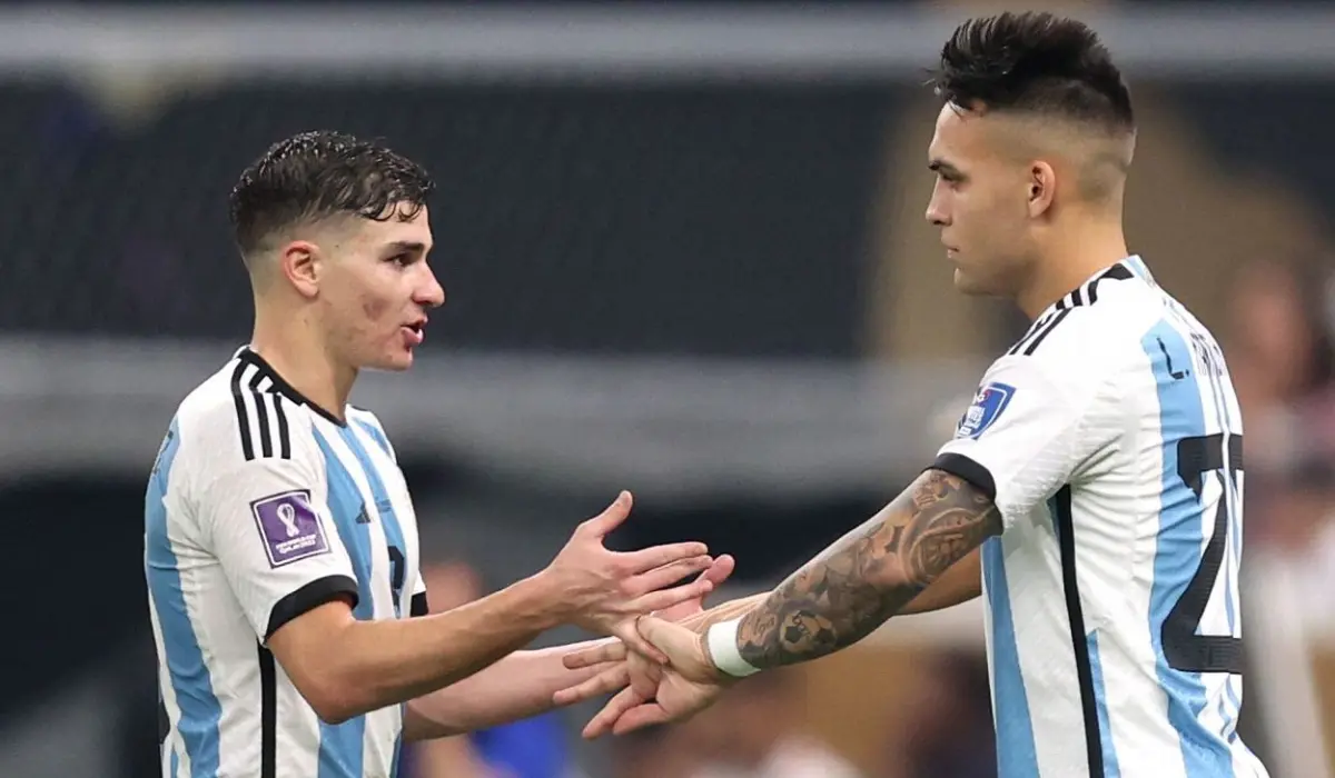 Julian Alvarez và Lautaro Martinez bắt tay.