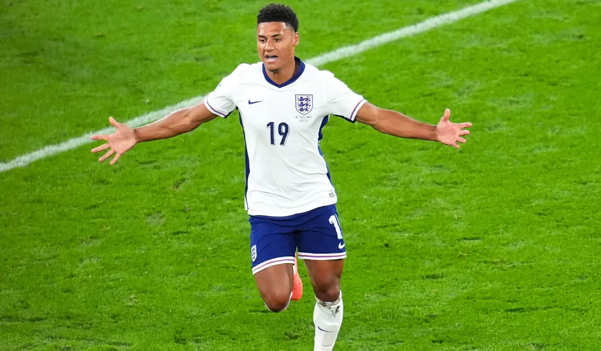 Ollie Watkins dang tay ăn mừng. 