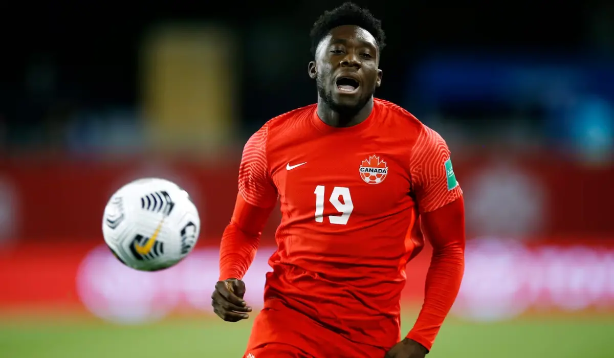 Alphonso Davies chạy. 