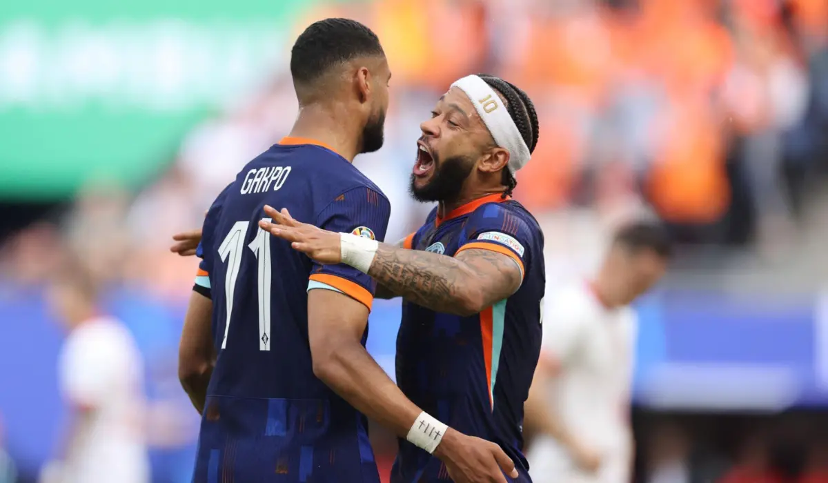 Cody Gakpo ôm Memphis Depay.