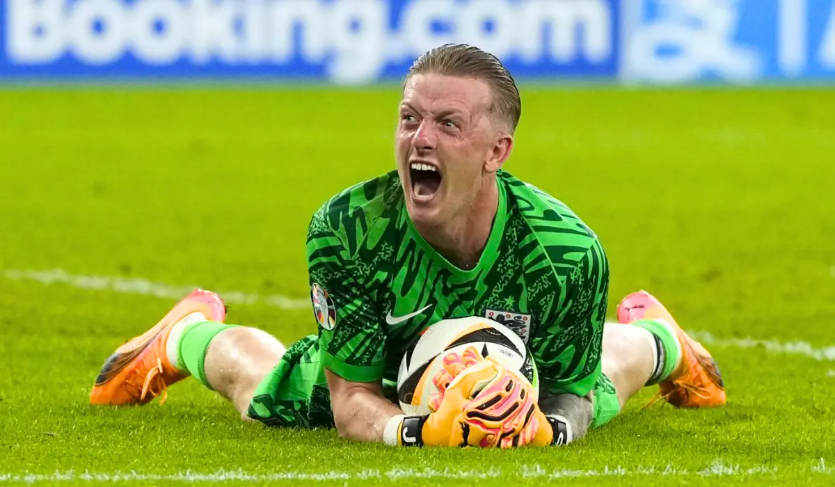 Thủ môn Jordan Pickford ôm bóng.