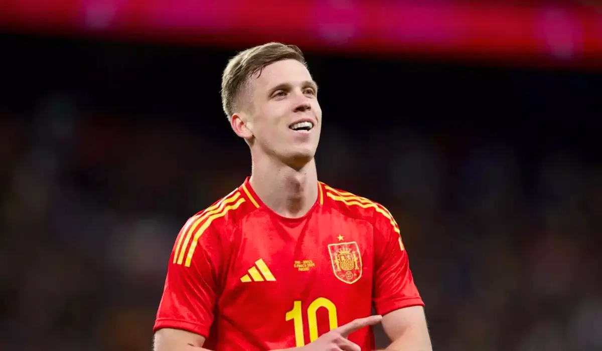 Dani Olmo cười. 