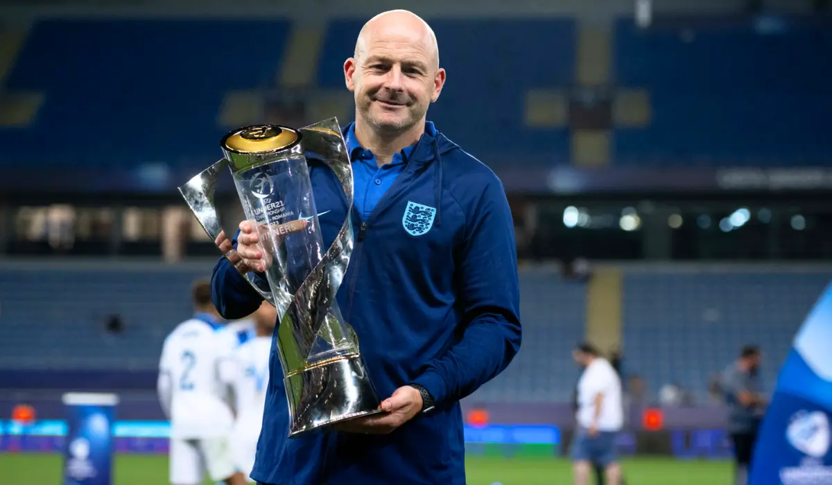 Lee Carsley nâng cúp 