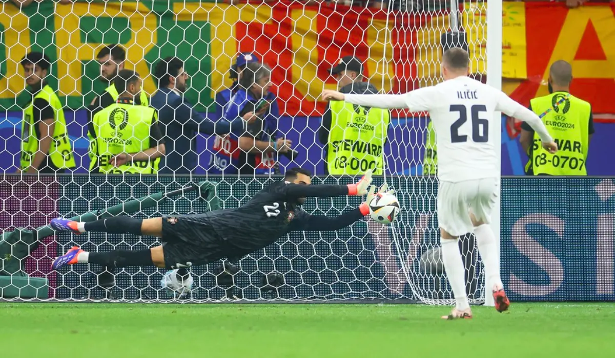 Thủ môn Diogo Costa cản penalty.