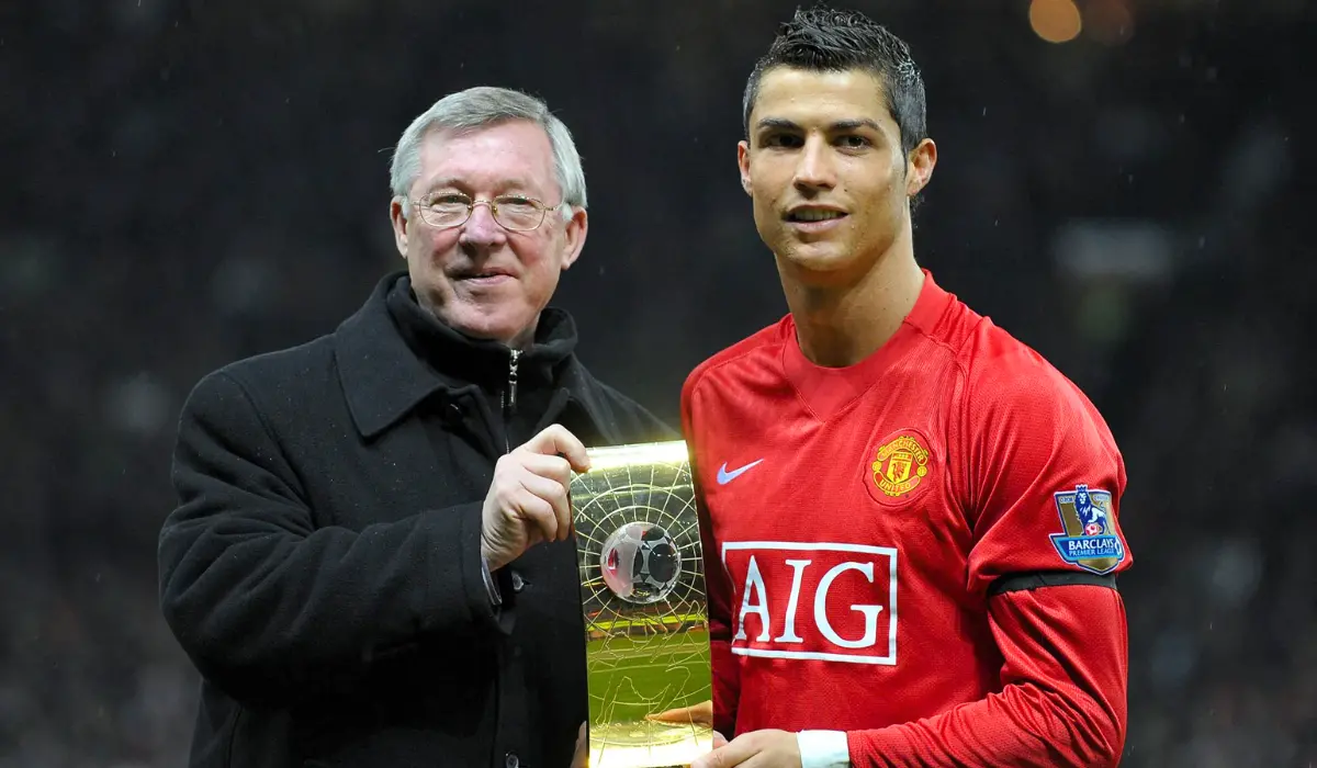 Sir Alex Ferguson trao danh hiệu cho Ronaldo.