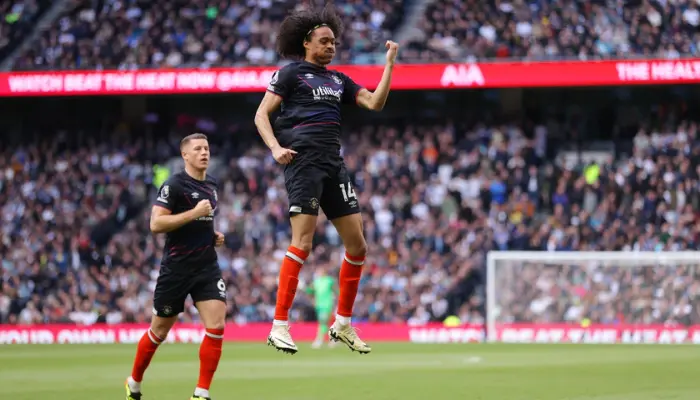 Tahith Chong ăn mừng sau khi ghi bàn mở tỷ số