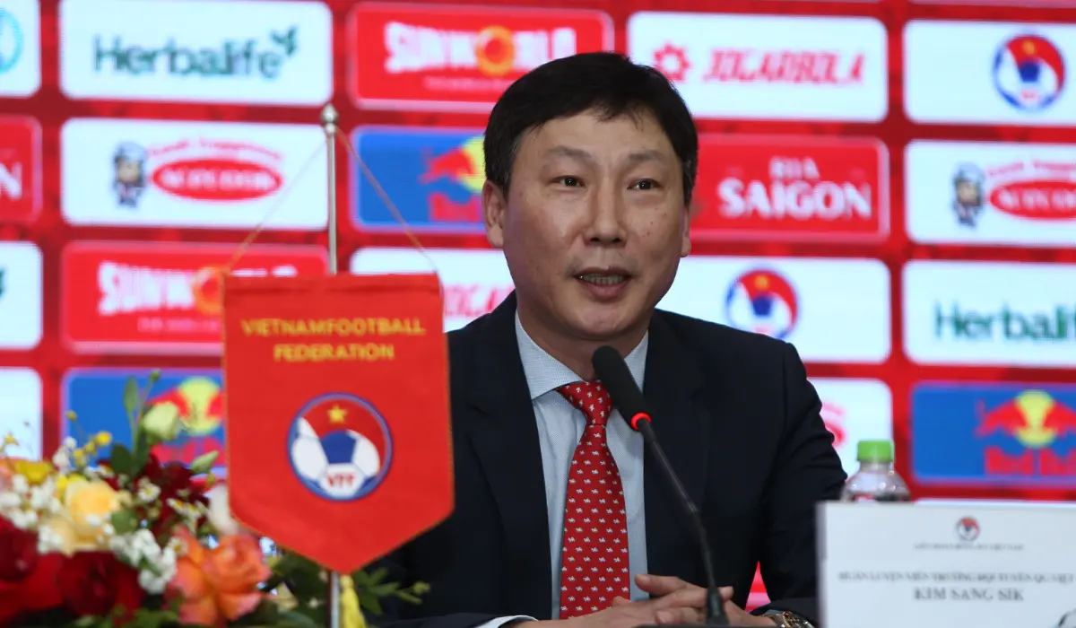 'Không cầu thủ nào được phép lớn hơn đội bóng' - Tân HLV Kim Sang-sik khẳng định