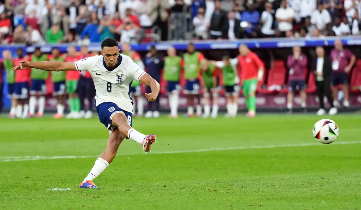 Trent Alexander-Arnold thực hiện lượt sút quyết định giúp ĐT Anh đánh bại Thụy Sĩ.