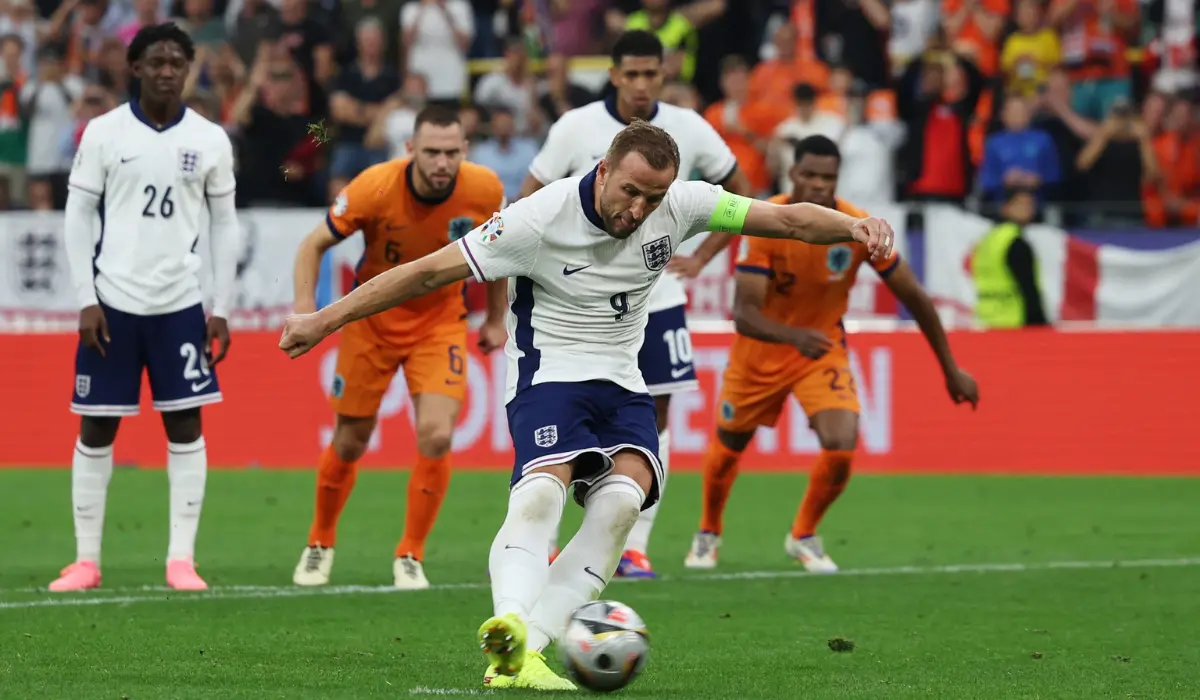 Harry Kane thực hiện thành công quả phạt đền gỡ hòa 1-1 cho ĐT Anh.