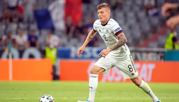 Toni Kroos doi tuyen Duc