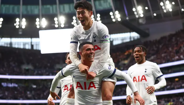 Các cầu thủ Tottenham ăn mừng 