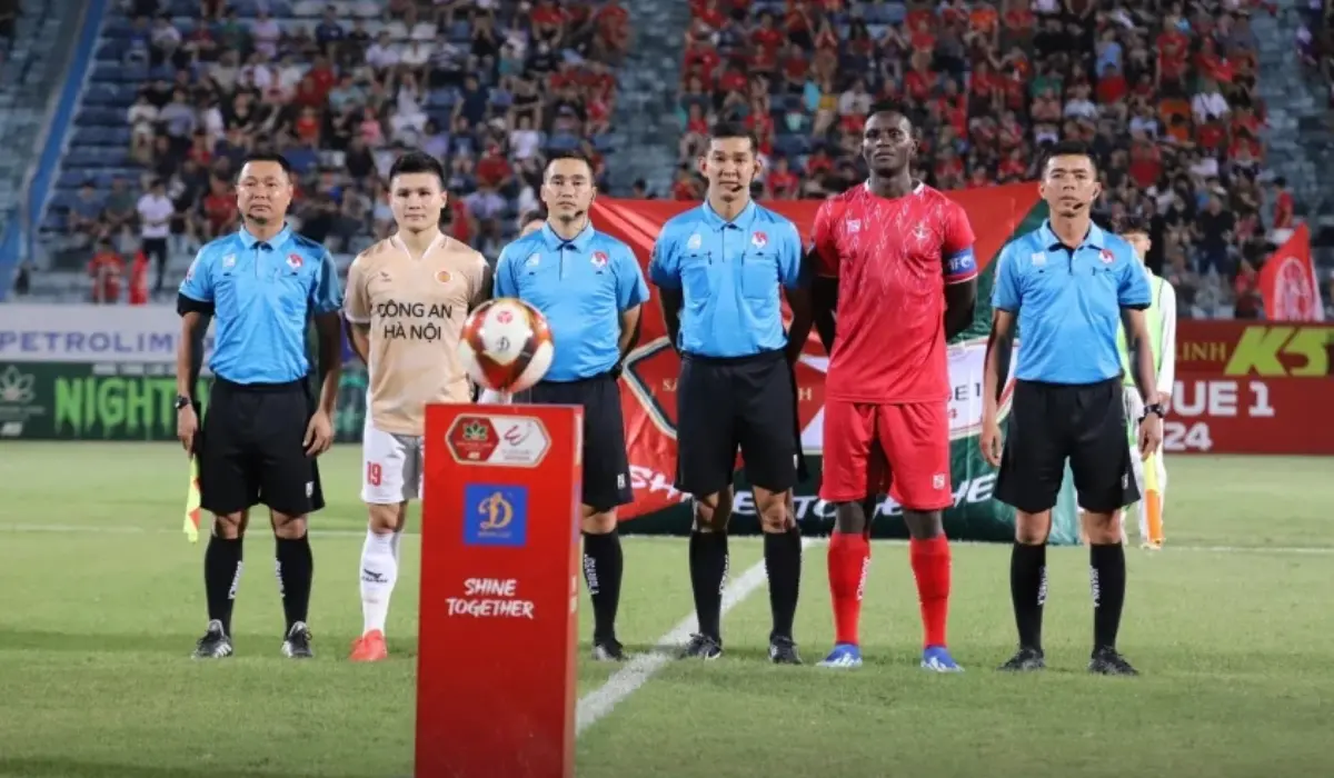 Trọng tài Trần Ngọc Nhớ (thứ 3 từ phải sang) bị treo còi đến hết V.League 2023/24.