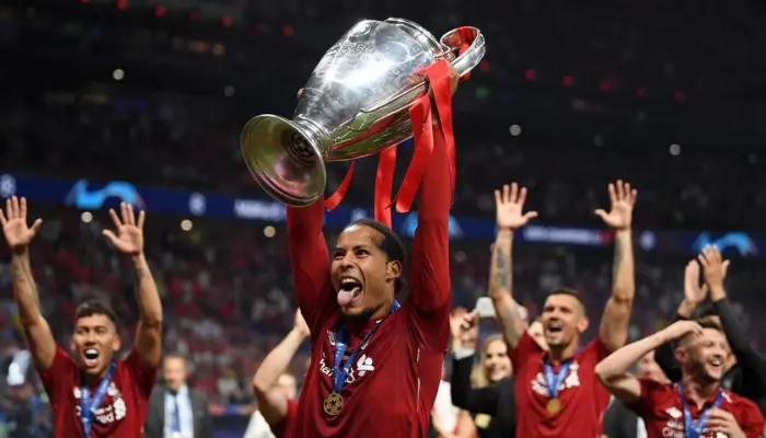 Van Dijk ăn mừng chức vô địch Champions League cùng Liverpool