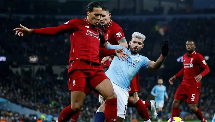 Van Dijk đối đầu với Aguero