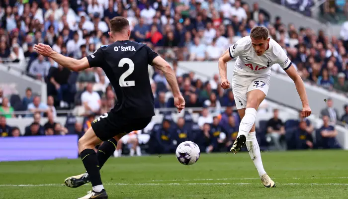 Van de Ven  ấn định tỷ số 2-1 cho Tottenham