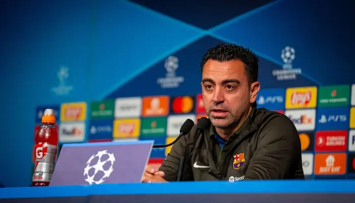 Xavi đáp trả tuyên bố của Luis Enrique