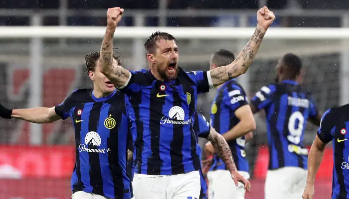 Acerbi mở tỷ số cho Inter ở phút 19 với pha đánh đầu cận thành.