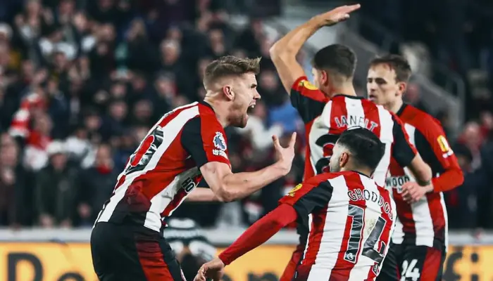 Ajer giúp Brentford gỡ hòa ở phút 90+9.