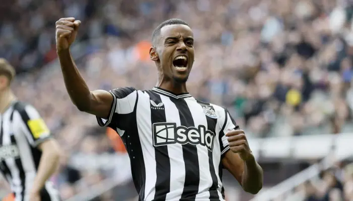 Alexander Isak giúp Newcastle mở tỷ số sau tình huống xử lý khéo léo.