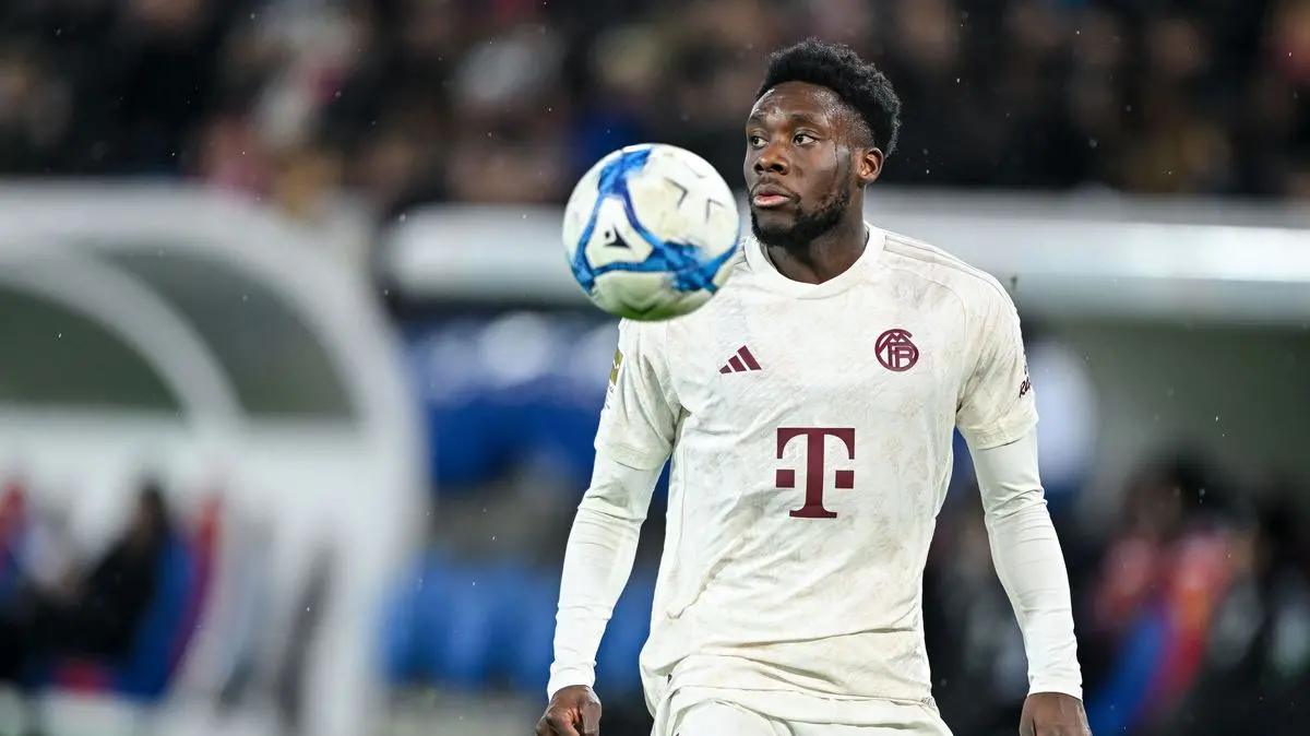 Alphonso Davies thi đấu cho Bayern Munich