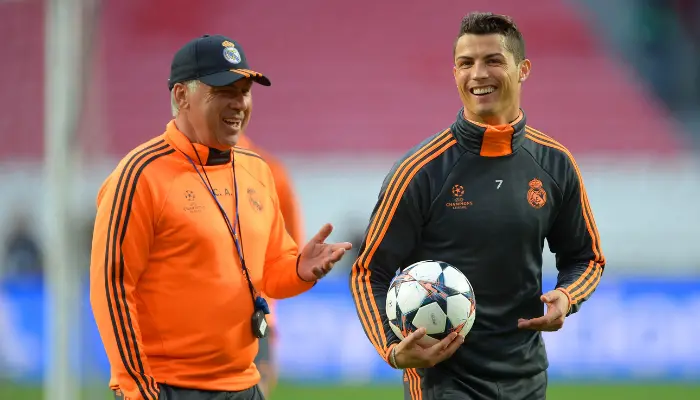 Ancelotti nói chuyện với Ronaldo