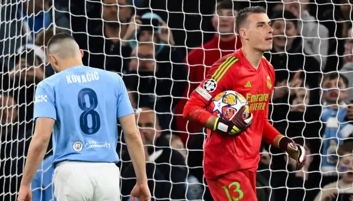 Lunin thành công cản phá đến 2 cú sút phạt đền của Man City.