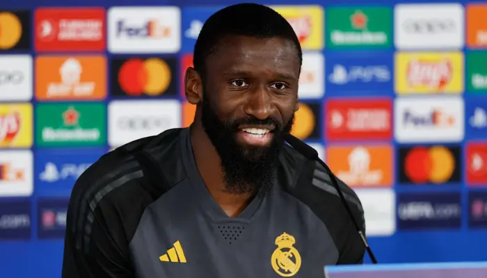 Rudiger đùa rằng Ancelotti không cần xin lỗi vì cho mình ngồi dự bị ở trận lượt về năm ngoái.