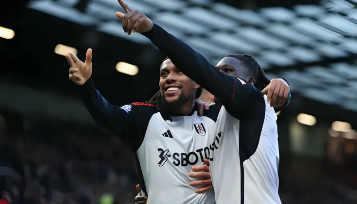 Các bàn thắng của Bassey và Iwobi giúp Fulham đánh bại Man Utd ngay tại Old Trafford.