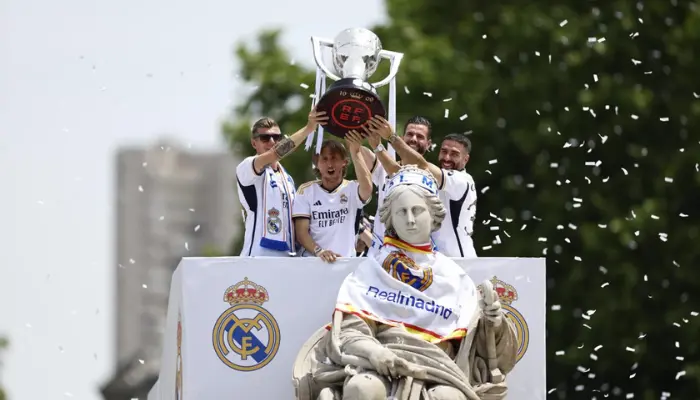 Real Madrid ăn mừng chức vô địch La Liga lần thứ 36 tại Cibeles.