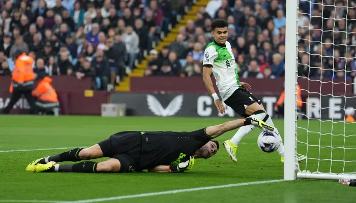 Emiliano Martinez lúng túng phản lưới nhà sau đường căng ngang của Elliott.