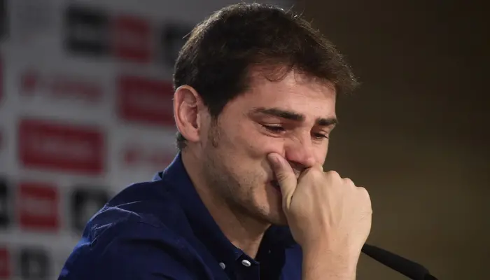 Casillas rời Real Madrid trong buổi họp báo đẫm nước mắt.