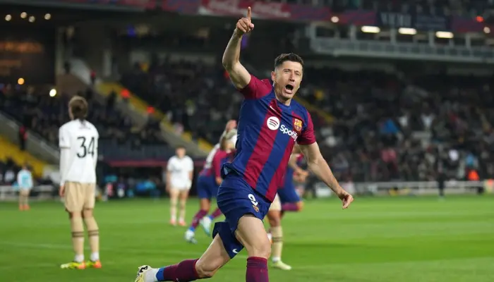 Lewandowski lập hat-trick ở hiệp 2, giúp Barca ngược dòng ấn tượng.