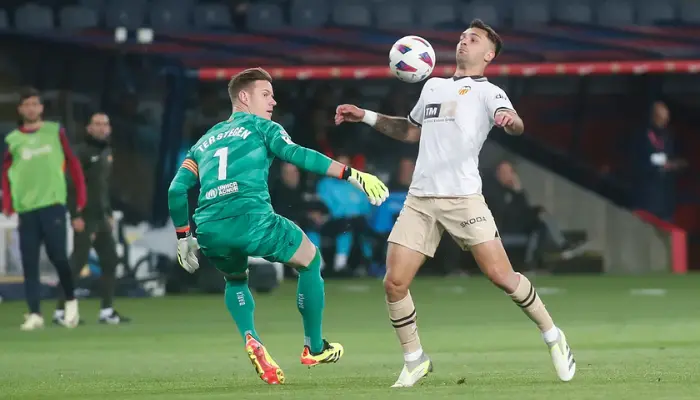 Sai lầm tai hại của Ter Stegen tào điều kiện cho Valencia gỡ hòa.