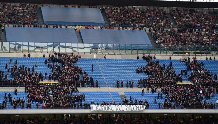 Hội CĐV AC Milan đồng loạt ra về ở phút 80 và giăng biểu ngữ 'The Sound of Slience'.