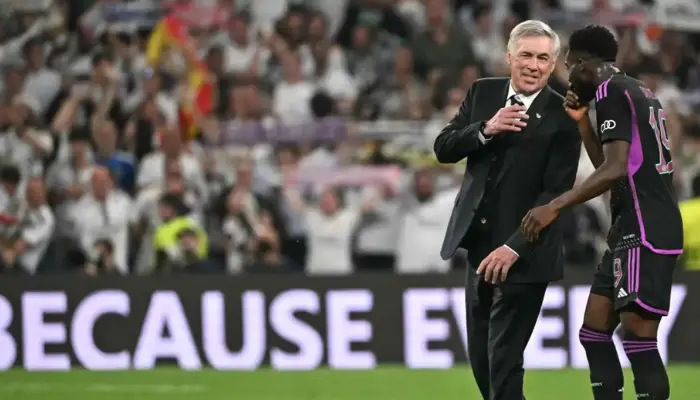 Davies trò chuyện thân mặt với Ancelotti.