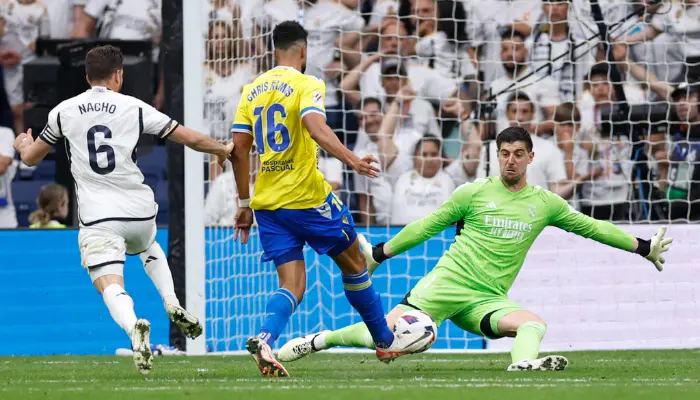 Courtois đánh dấu sự trở lại trong ngày Real Madrid nâng cao chức vô địch La Liga.