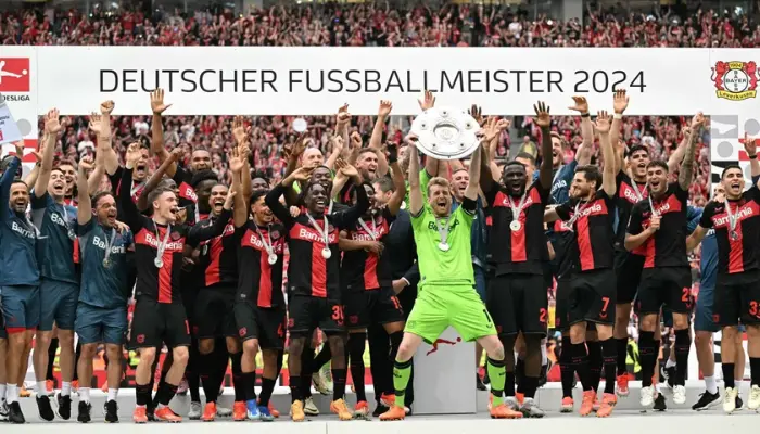 Leverkusen chính thức nâng cao chiếc đĩa bạc Bundesliga với thành tích bất bại suốt mùa giải.