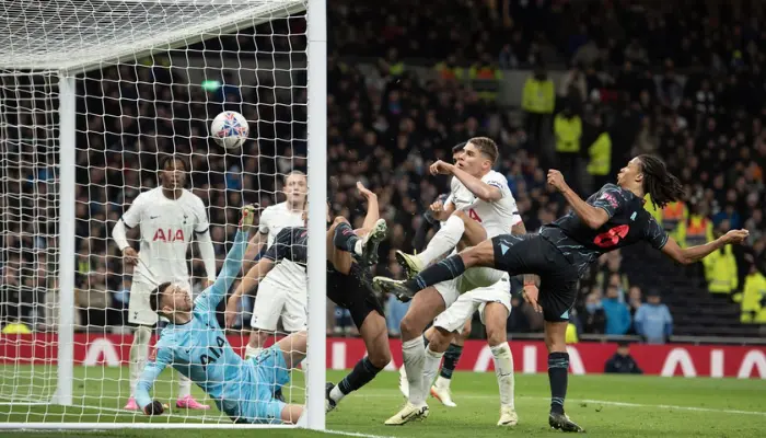 Man City đánh bại Spus ở FA Cup nhờ bàn thắng duy nhất của Ake.